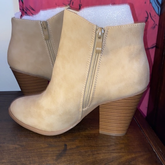 Journee Bootie - Picture 8 of 8